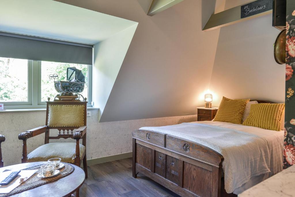 腓特烈斯奥德弗雷德里柯索德酒店的卧室配有1张床、1张桌子和1把椅子