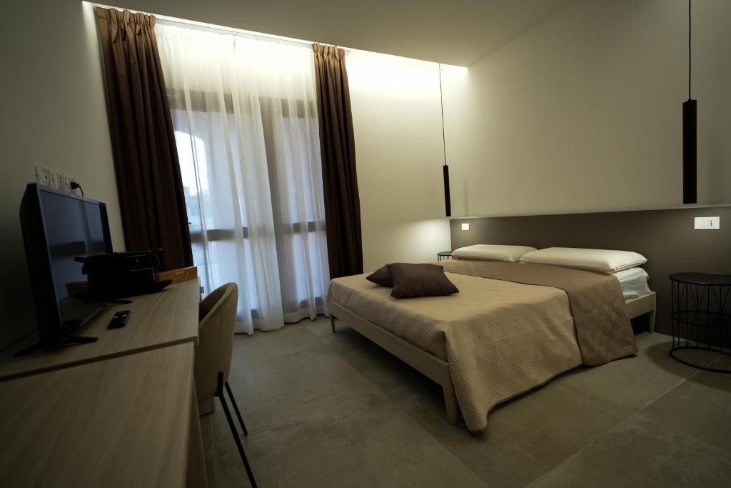 切尔沃港Domus Smeralda B&B的酒店客房,配有床和电视