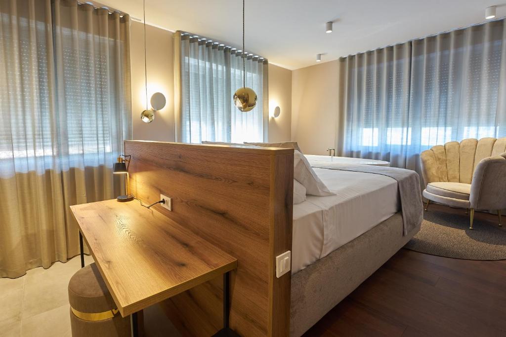 伊佐拉Dolcemente Garni Hotel Superior的卧室配有一张床、一张书桌和窗户。