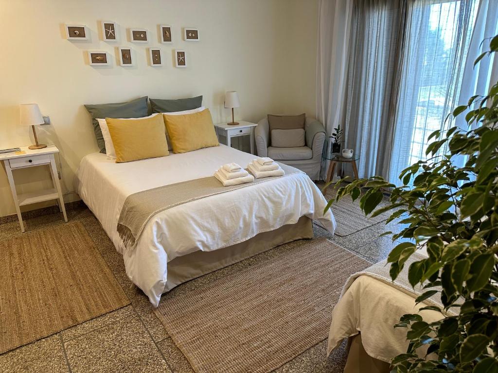 拉布鲁吉Casa de Praia Guest House的一间卧室配有一张床,上面有两条毛巾