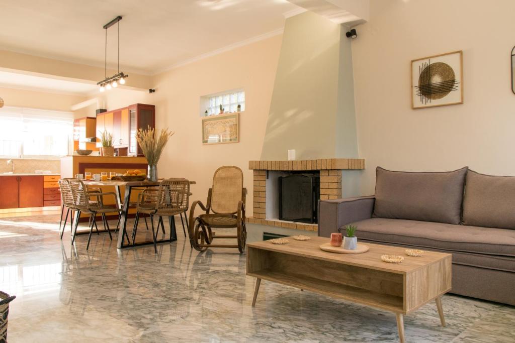 RopanianáSearenity Home的客厅配有沙发和桌子