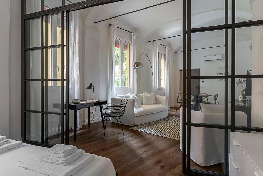 博洛尼亚Everyday Apartments Corte Petroni的客厅配有白色沙发和镜子
