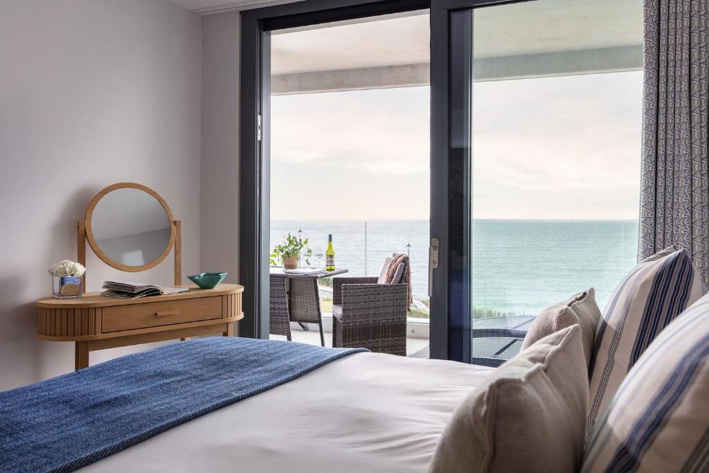 法尔茅斯St Michaels The Liner的一间卧室配有一张床,享有海景