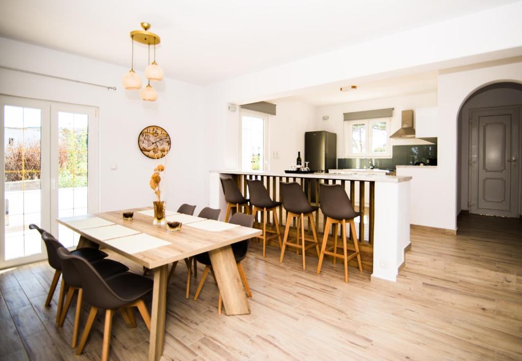 安倍拉斯Villa Zou的厨房以及带木桌和椅子的用餐室。
