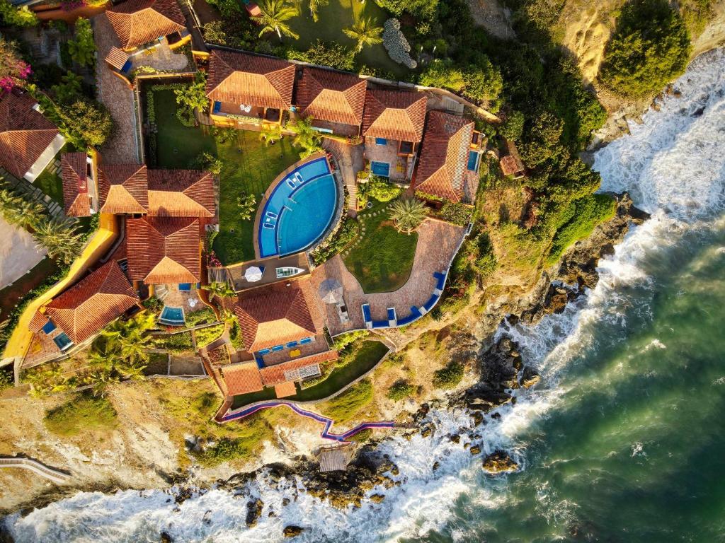 ParaguachiCala Margarita Hotel的海滩上房屋的空中景致