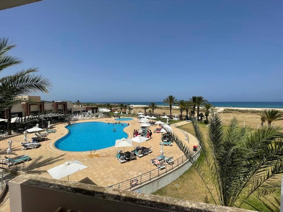 比塞大Beachfront Apartment 105- Hotel Andalucia的海滩上游泳池的顶部景色