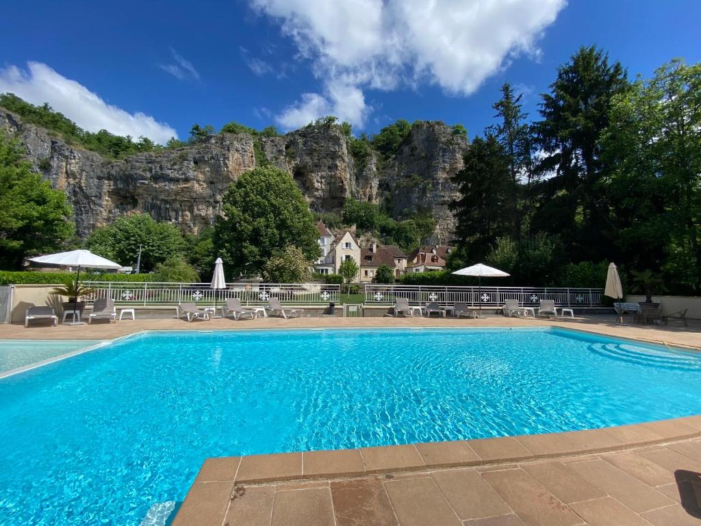 马尔泰勒Logis Hôtels - Hôtel Restaurant Domaine Les Falaises的一座山地游泳池