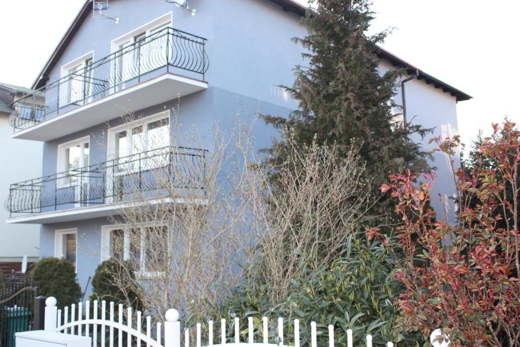 奥斯特罗沃Ugeni ,apartament的前面有白色围栏的蓝色房子