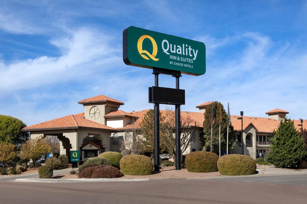 盖洛普Quality Inn & Suites Gallup I-40 Exit 20的建筑前的标志