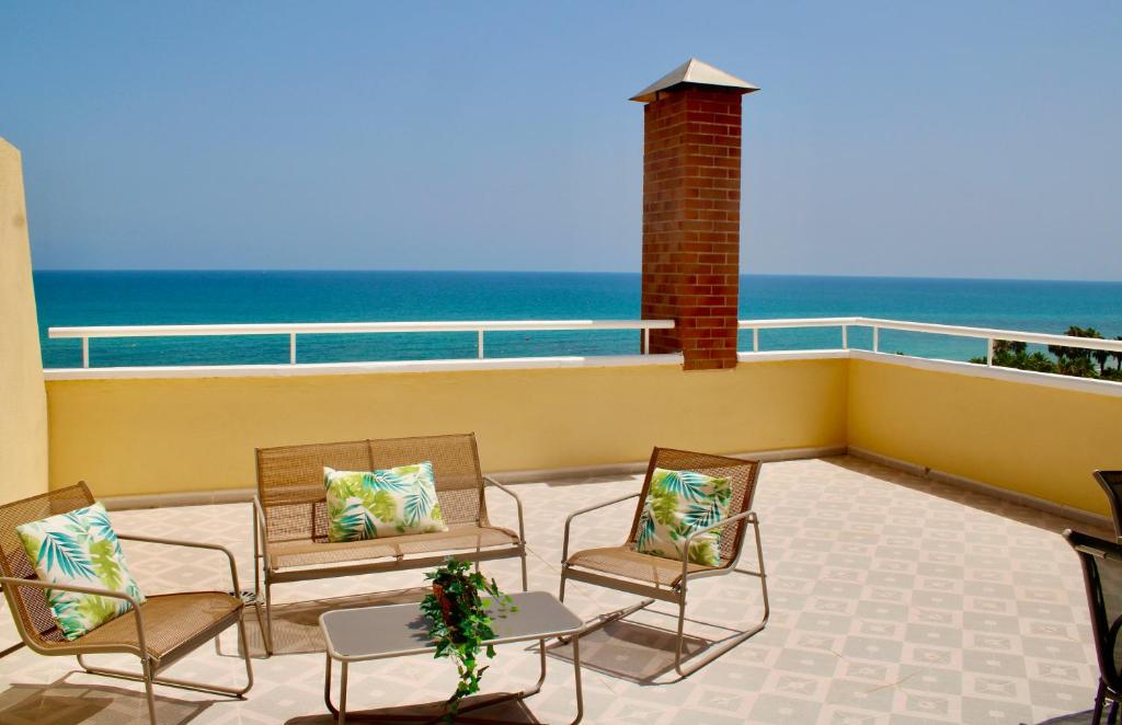 奥罗佩萨德尔马Primera línea de mar con terraza ático en Magic World - Marina Dor的一个带桌椅的海景阳台