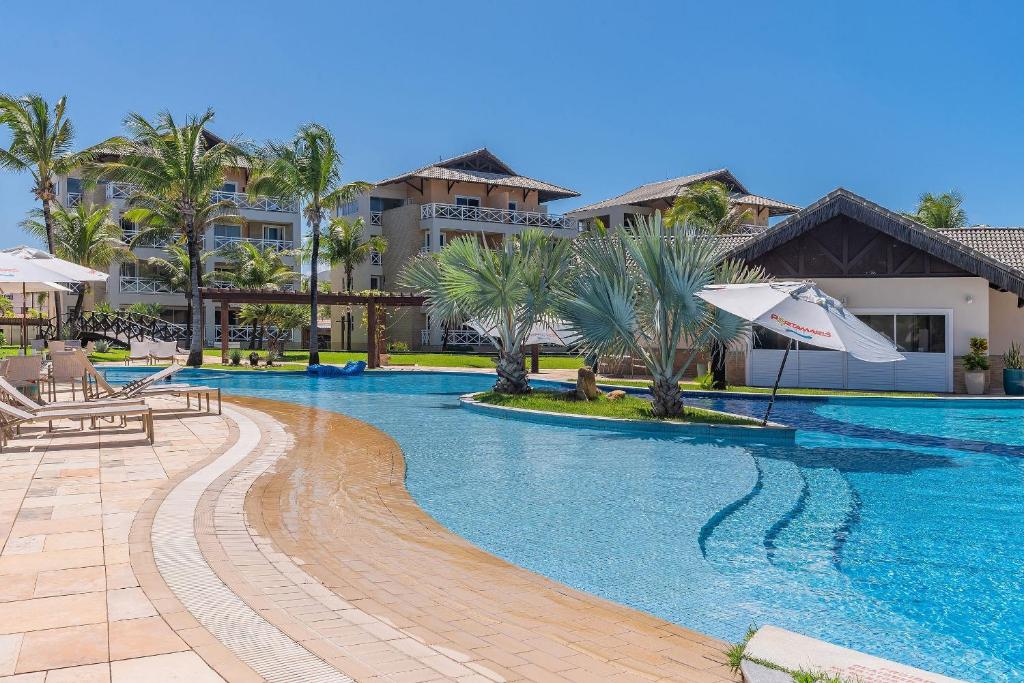 阿奎拉兹Portamaris Resort #101 - Apartamento de Luxo em Porto das Dunas Por Carpediem的棕榈树度假村的游泳池