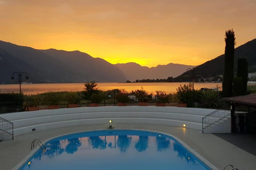 帕拉蒂科Copelia - Pool and Elegance的一座享有日落美景的游泳池