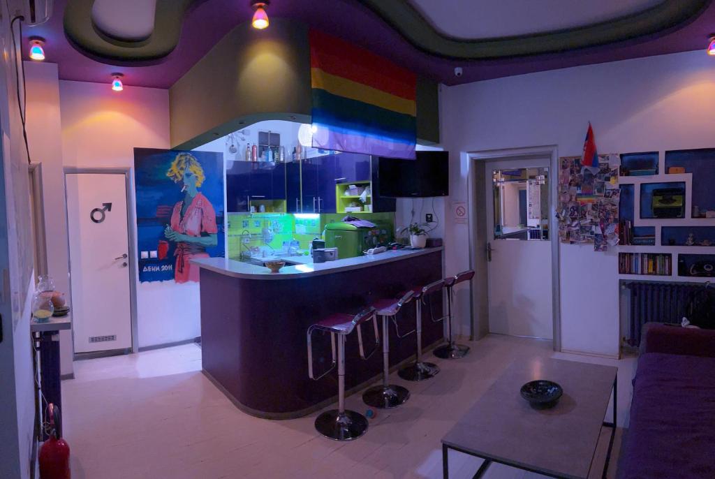贝尔格莱德Pop Art的一间设有彩虹墙酒吧的房间