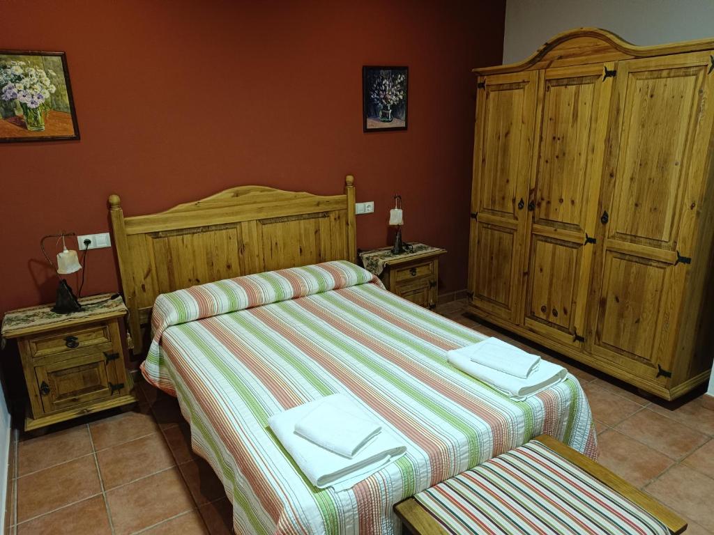 El BatánCASA RURAL CURTIDORES的一间卧室配有两张带毛巾的床