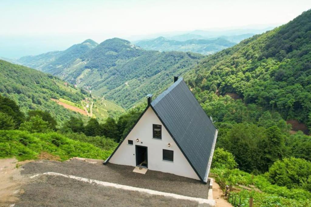 阿克恰阿巴德BULUT BUNGALOW的山顶上的白色小房子