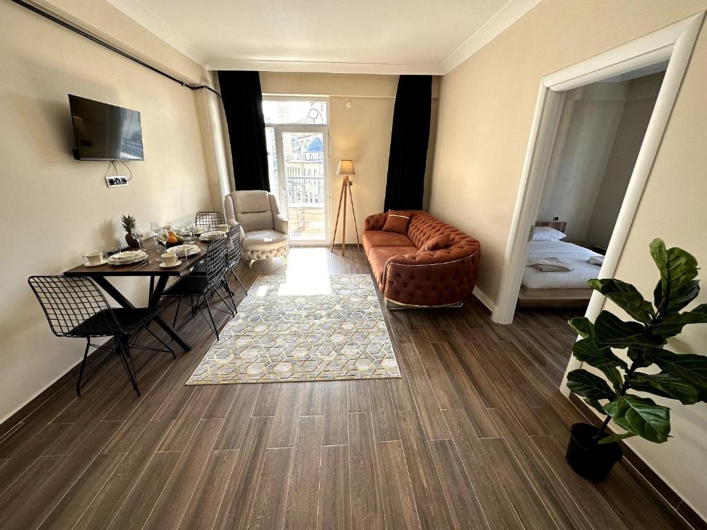 内夫谢希尔THE SUİT Residence的客厅配有沙发和桌子