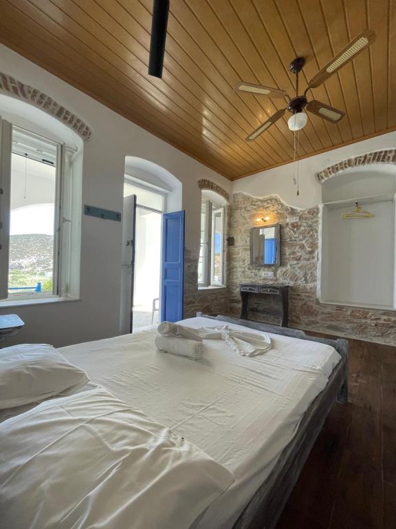 加利萨斯KROISSOS的一间卧室配有一张大床和吊扇