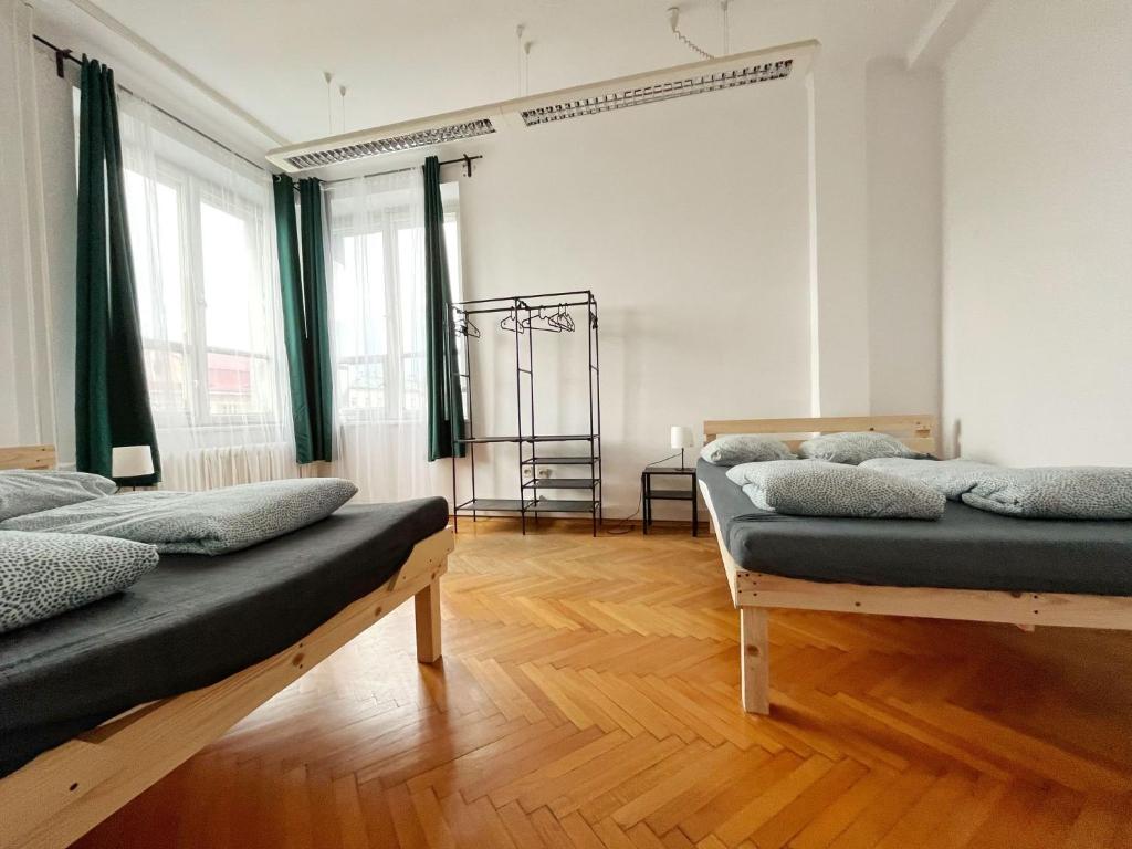 克拉科夫Nice View Rooms In Old Town的一间设有两张床的绿色窗帘的房间