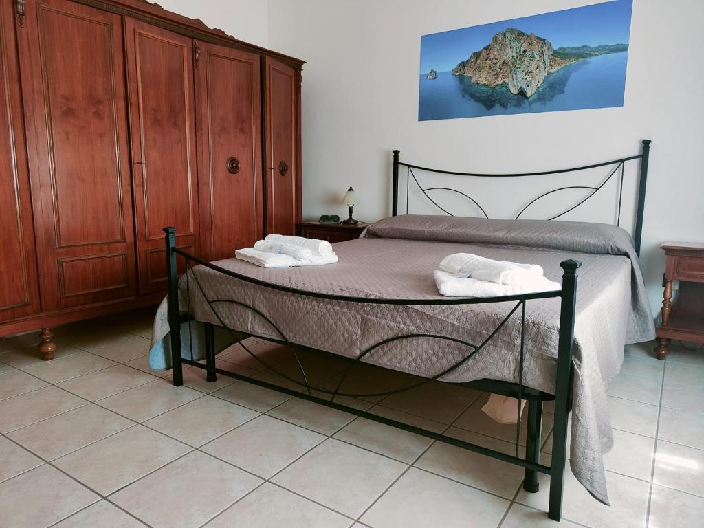 伊格莱西亚斯Casa Elce的一间卧室配有一张床,上面有两条毛巾