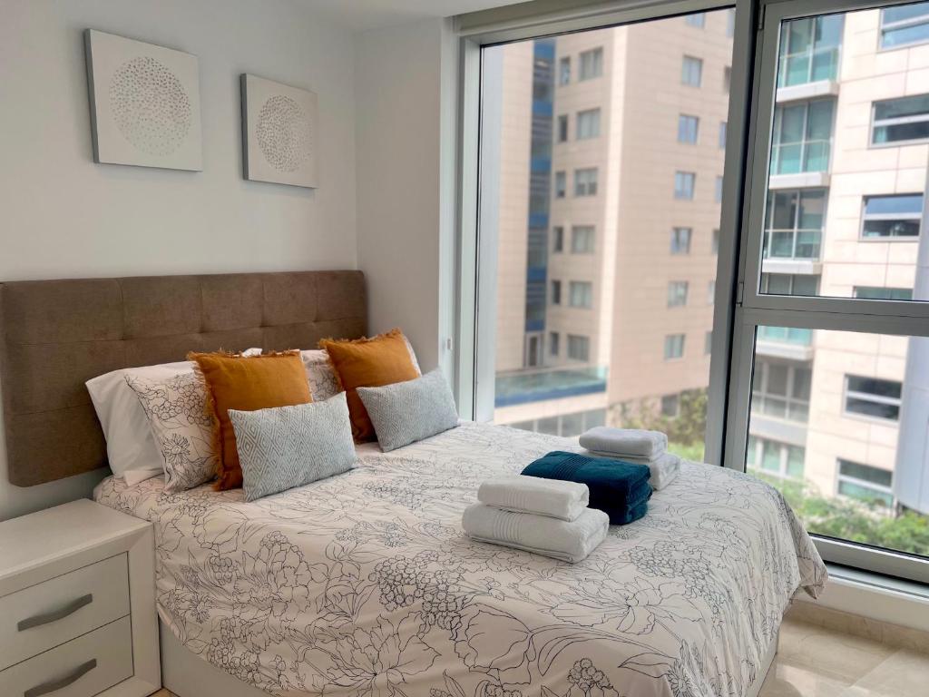 直布罗陀Luxury 1 Bed - City Suites Ocean Spa Plaza的一间卧室配有带毛巾的床