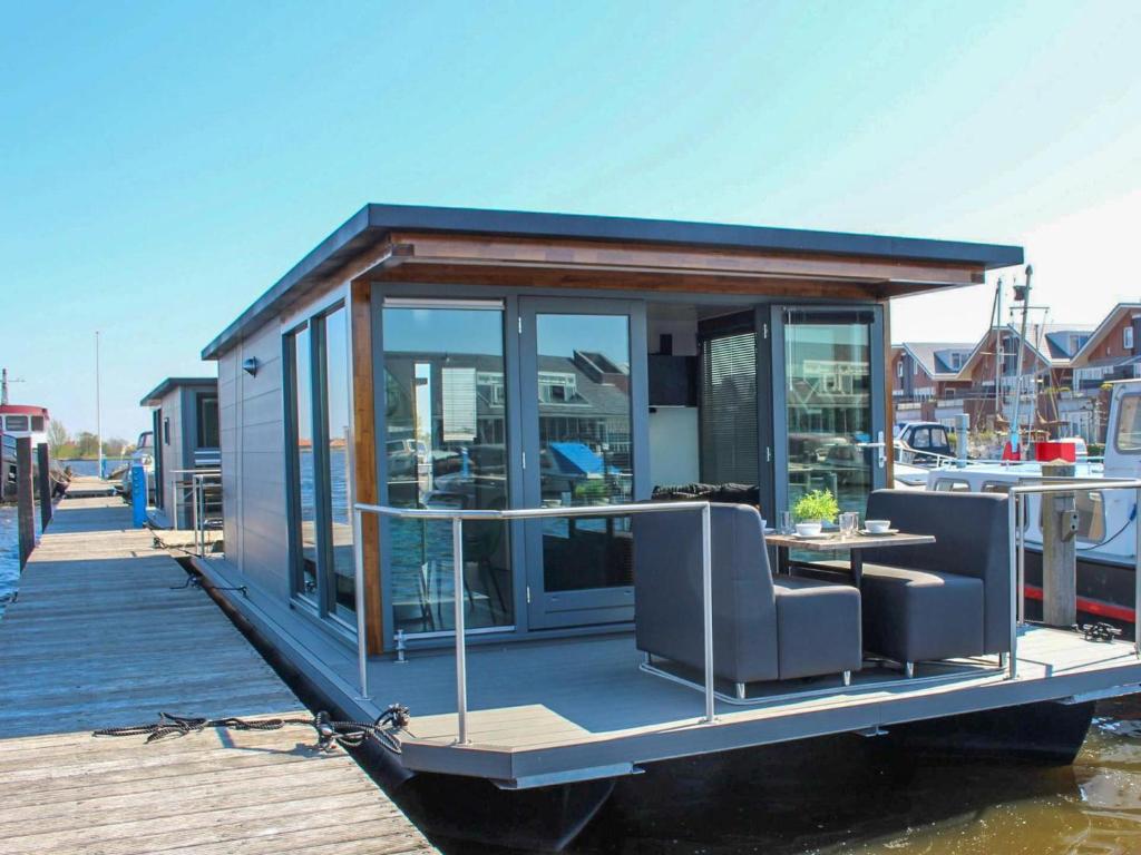 厄伊特海斯特Tiny houseboat Parel I - airco的水中小船屋