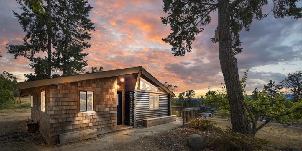 FernwoodBodega Ridge & Cove Cabins的享有日落美景的小型小木屋