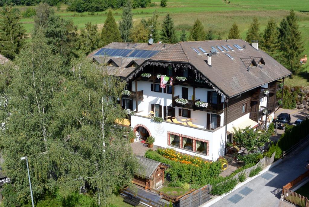 卡拉诺玛丽亚美丽生命酒店的享有带太阳能屋顶房屋的空中景致