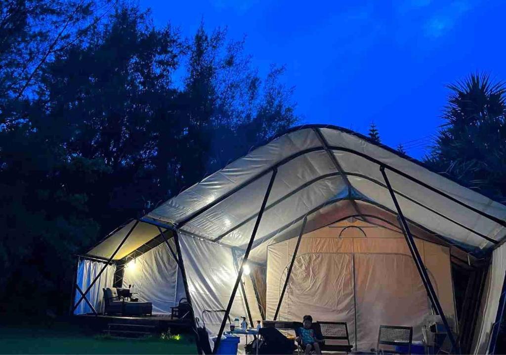 IjinabaruKeisaji CAMP SITE - Vacation STAY 90068v的白色帐篷在晚上点燃