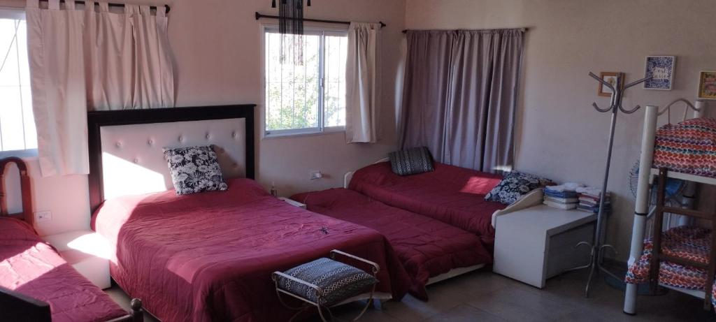 拉里奥哈Casa Las Moras的一间卧室配有一张床和一张沙发