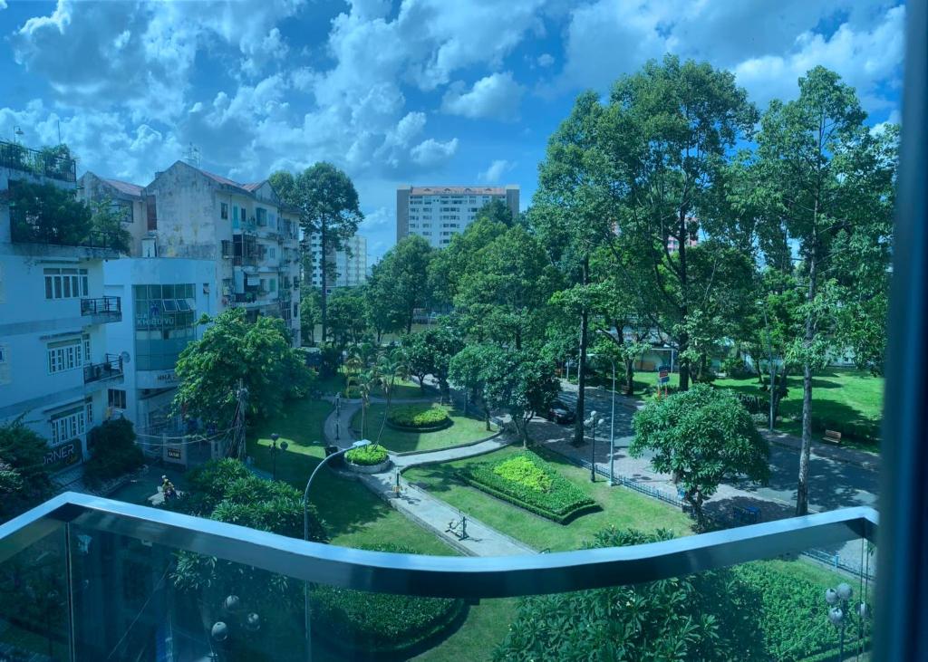 胡志明市Brand New Cozy Home in D1 wBalcony的阳台享有公园的景致。