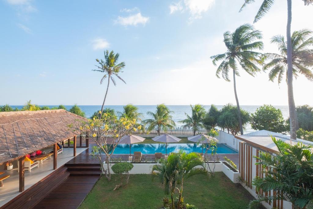 芒希Kamana Beach House的享有度假胜地的空中景致,设有游泳池和海洋