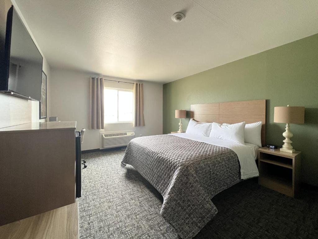 AtlantaThe Trail Inn - Atlanta, Illinois - Route 66, I-55的酒店客房设有床和窗户。