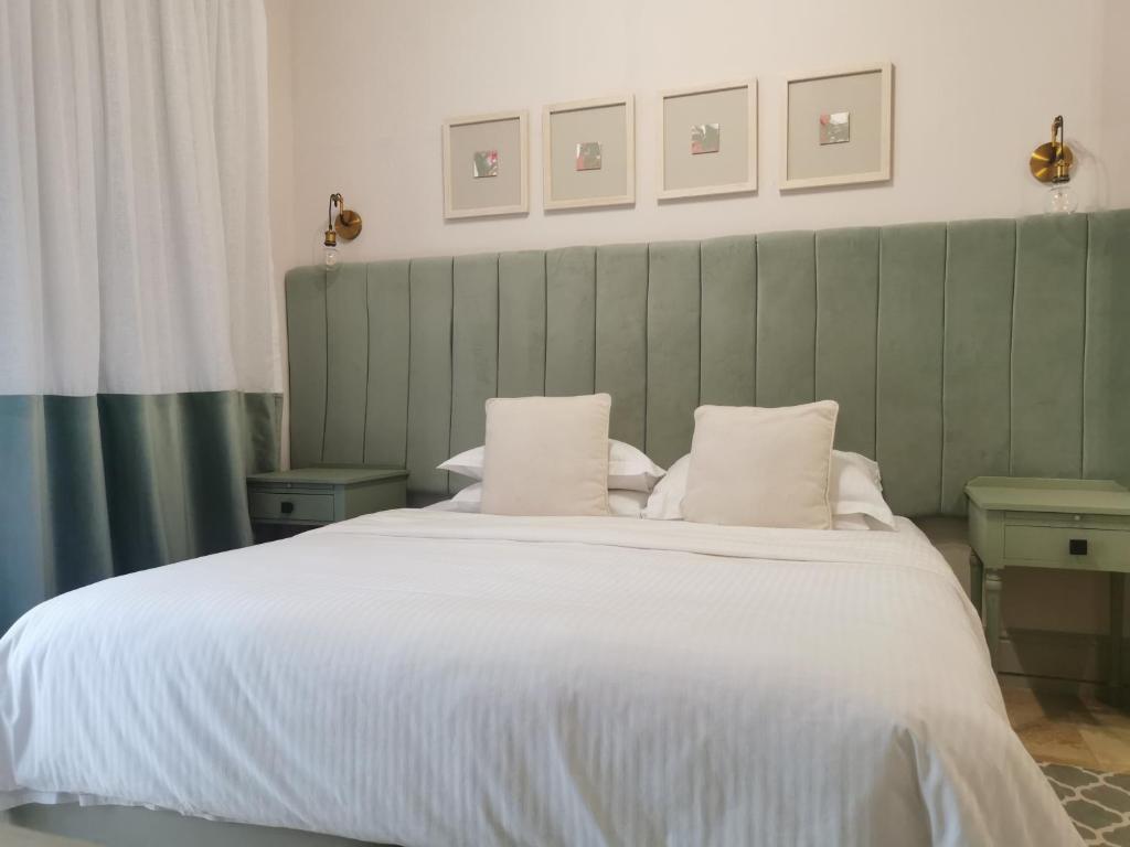开普敦Little Scotia的卧室配有一张带白色床单和枕头的大床。