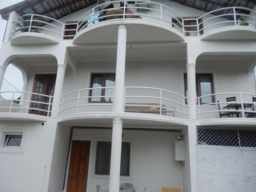 马钦加里Merabi Guest House的游轮上带阳台的白色房子