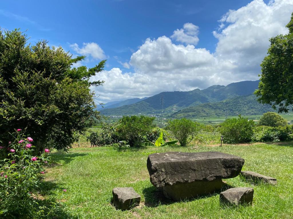 Chulu喔！宿噢民宿的山地的石头长凳