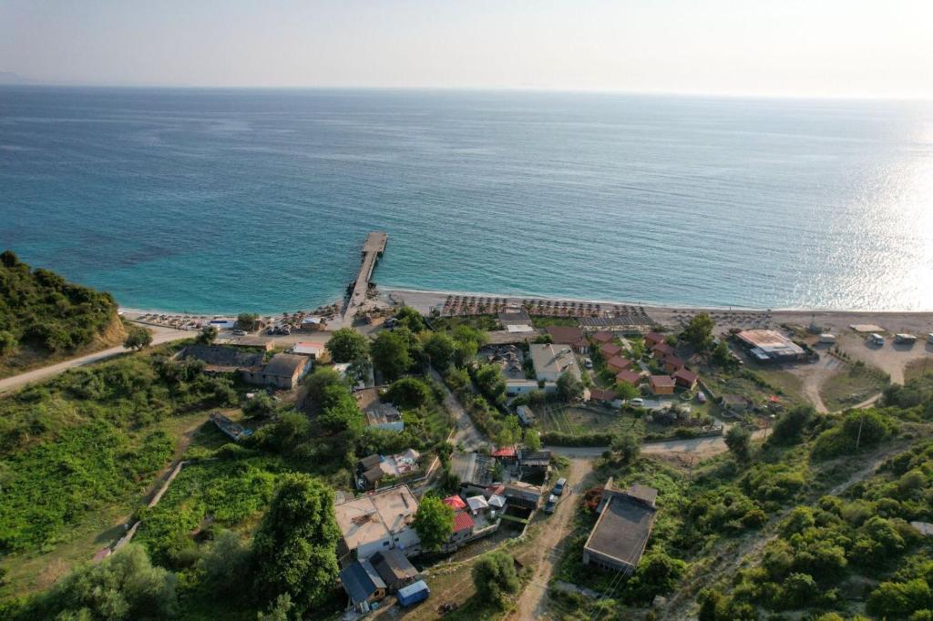萨兰达Tropikal Freskia Bunec的海洋旁房子的空中景观