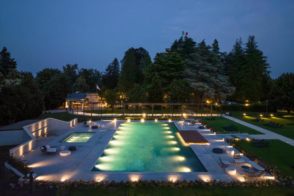 瓦雷泽瓦雷赛皇宫大酒店的夜间后院的游泳池