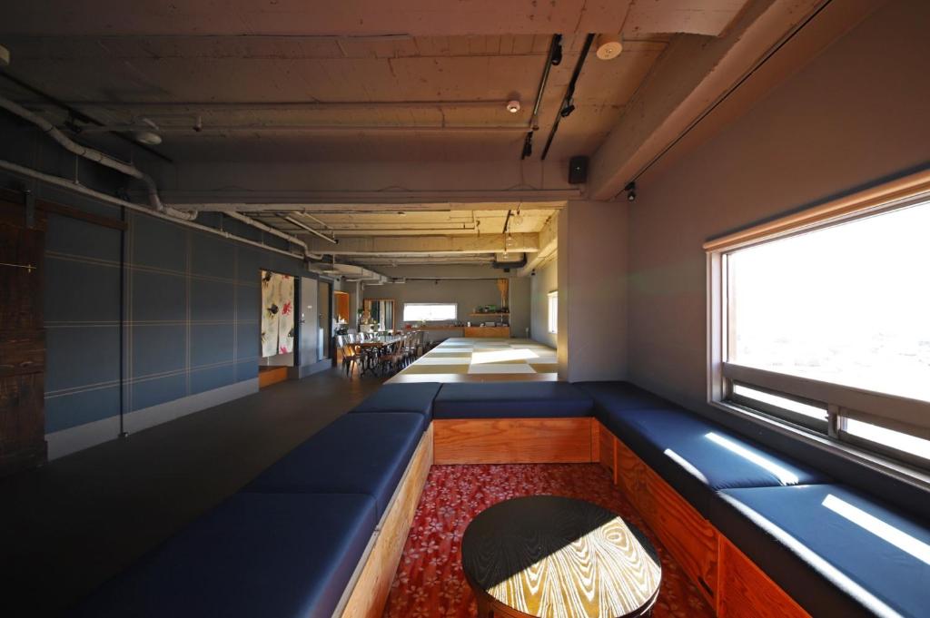 京都Kamogawa Building 9th Floor-1 - Vacation STAY 41867v的一间火车室,配有蓝色长椅和窗户