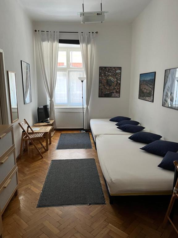 克拉科夫克拉科夫西维奥公寓式酒店的一间房间,里面摆放着一排床