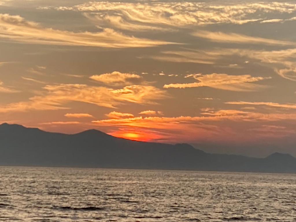 大岛ＯＫＵＮＯ ＩＥ的夕阳西下,山 ⁇ 在背后