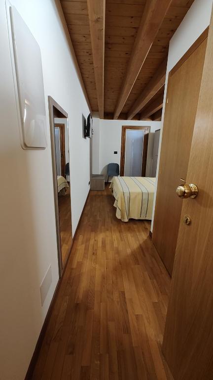 FaedisWine Resort的一间卧室配有一张床,铺有木地板