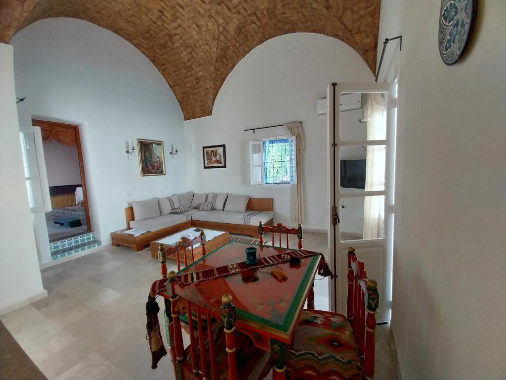 米多恩Tamalou Djerba的客厅配有桌子和沙发