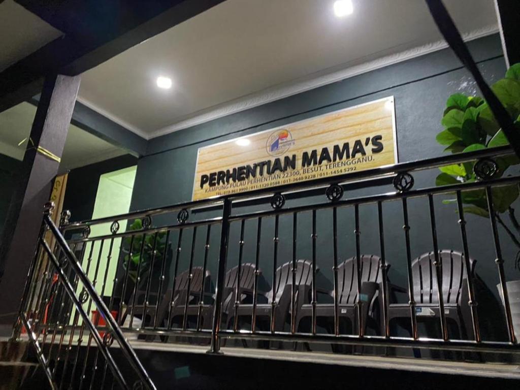 停泊岛Perhentian Mama's的一组椅子坐在阳台上