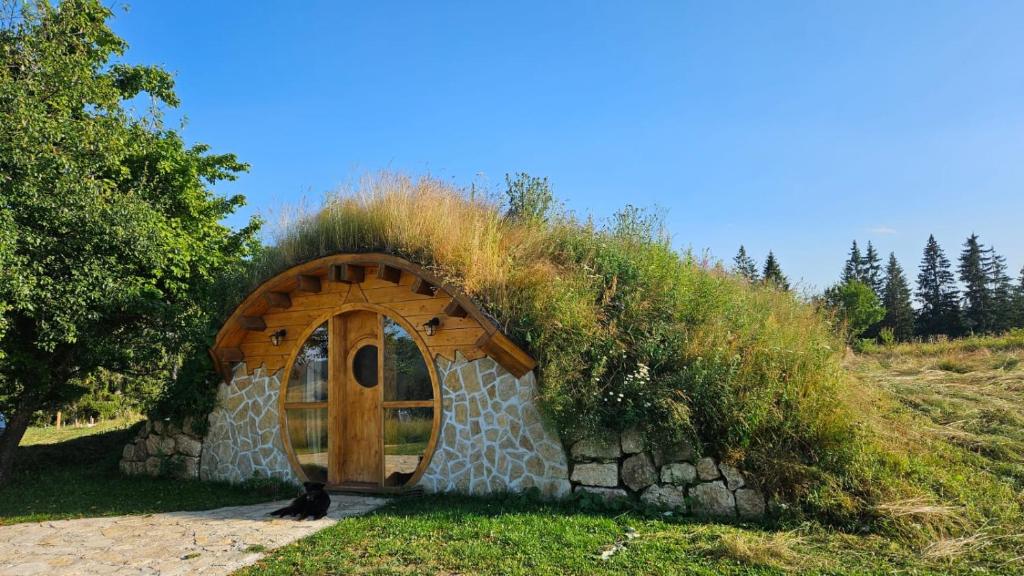 Han PijesakMountain bungalows and a Hobbit House - Jazavčije Rupe的山丘上带草屋顶的小房子