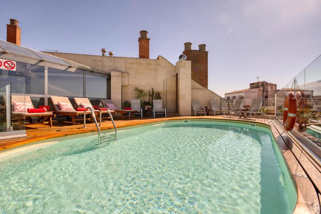 巴塞罗那美国巴塞罗纳酒店的一座大楼顶部的游泳池
