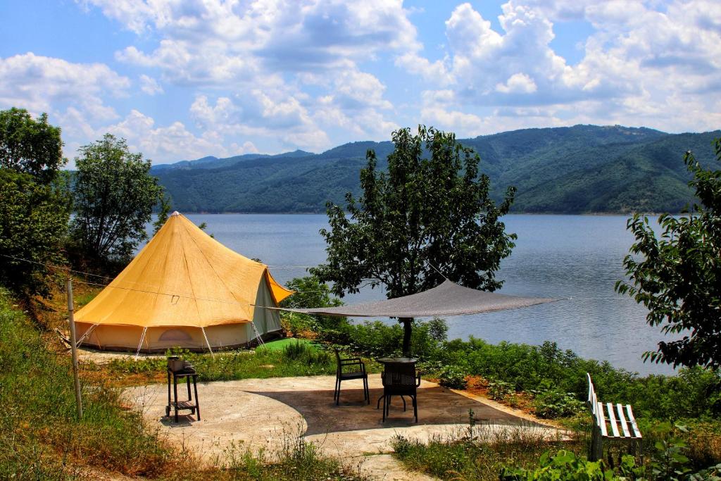 Staro MyastoLakeview Glamping的湖畔的帐篷和椅子