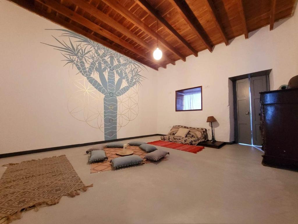 FirgasACORAN FAMILY的客厅墙上挂着一棵树的壁画