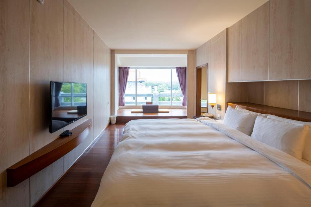 Touwu水漾月明度假文旅的酒店客房设有一张大床和一台电视。