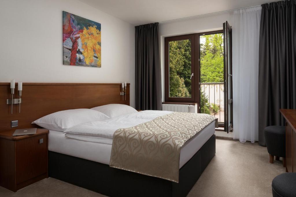 布尔诺诚信旅馆的酒店客房设有床和窗户。