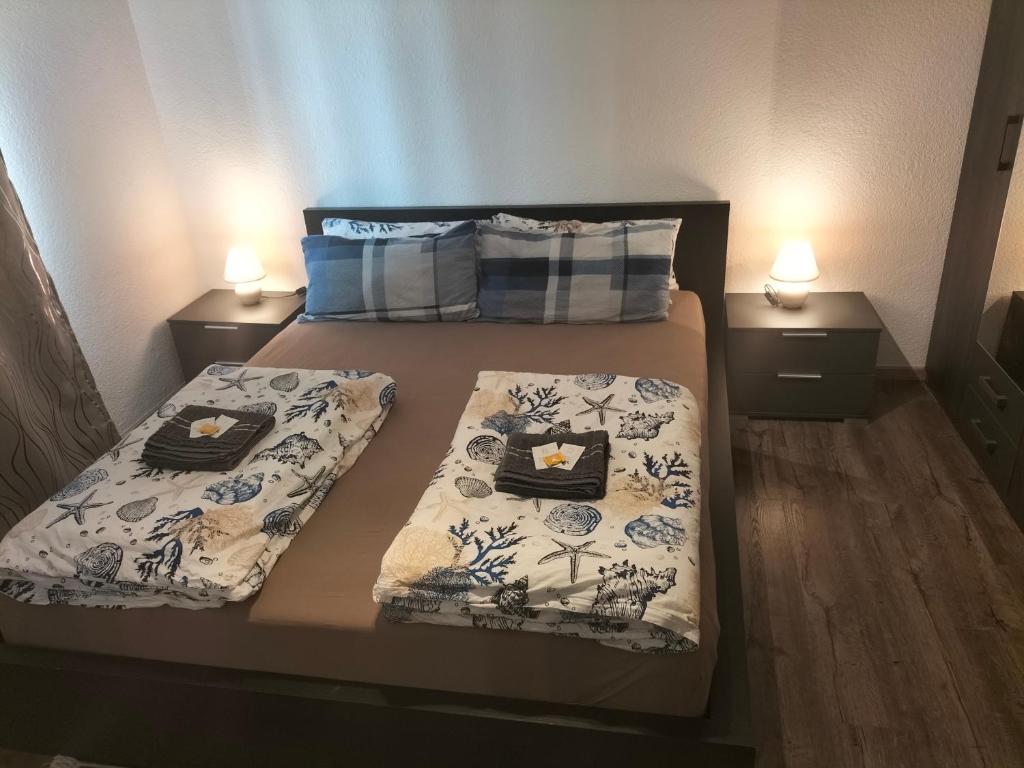 斯图加特01 Stuttgart Holiday的配有两盏灯的小房间内的两张床